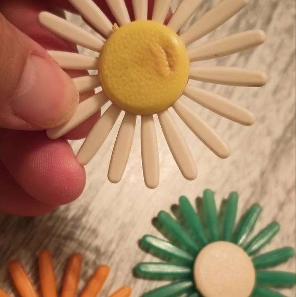 Vintage Daisy Refrigerator Magnets - Picture 3 of 4